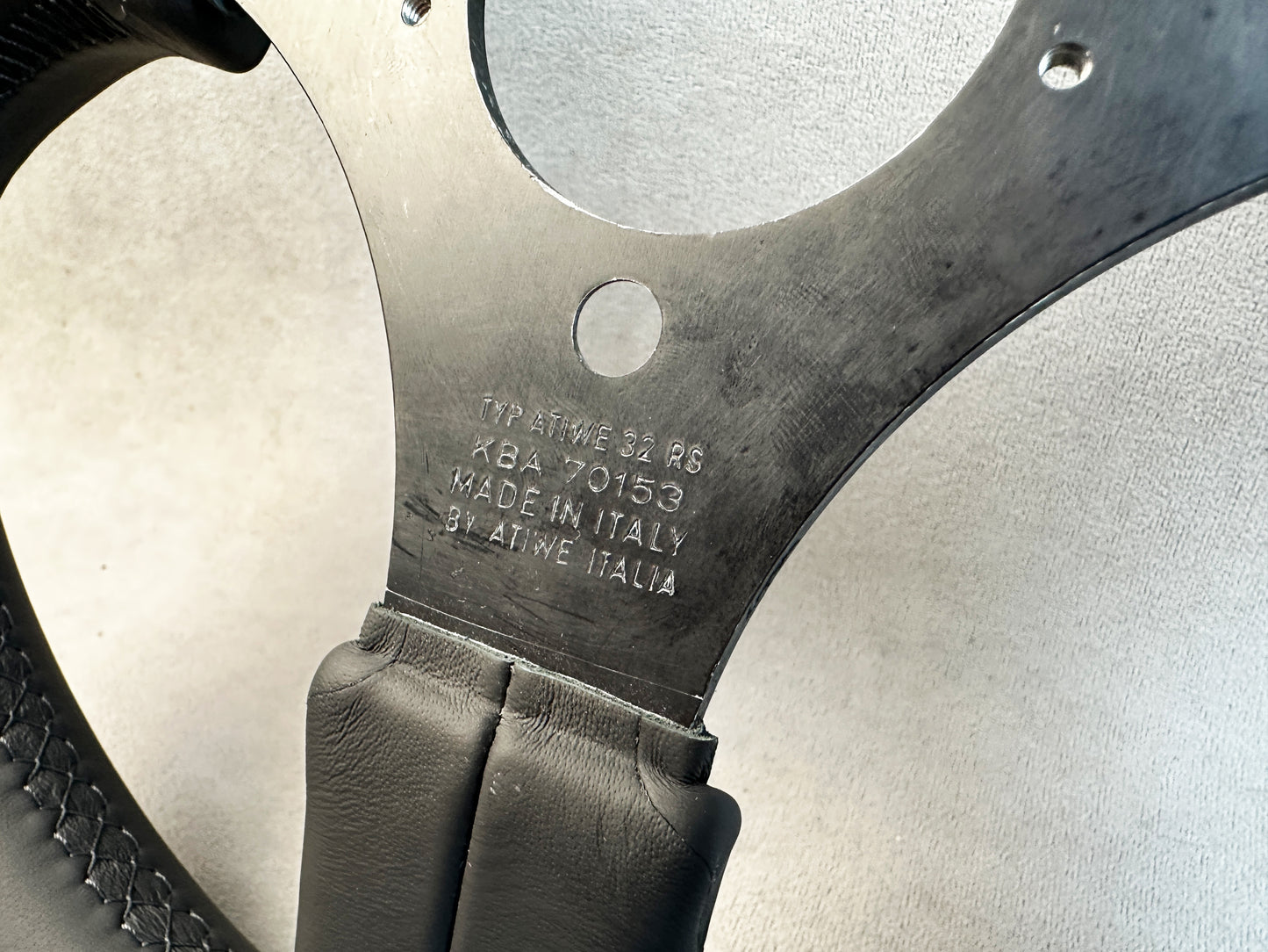Logo-engraved center of KBA70111 Porsche steering wheel