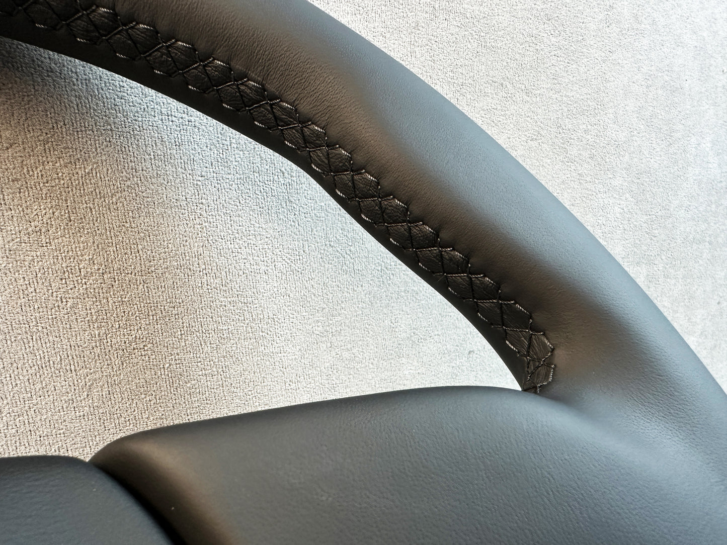 Back view of Atiwe 32cm leather steering wheel KBA70111