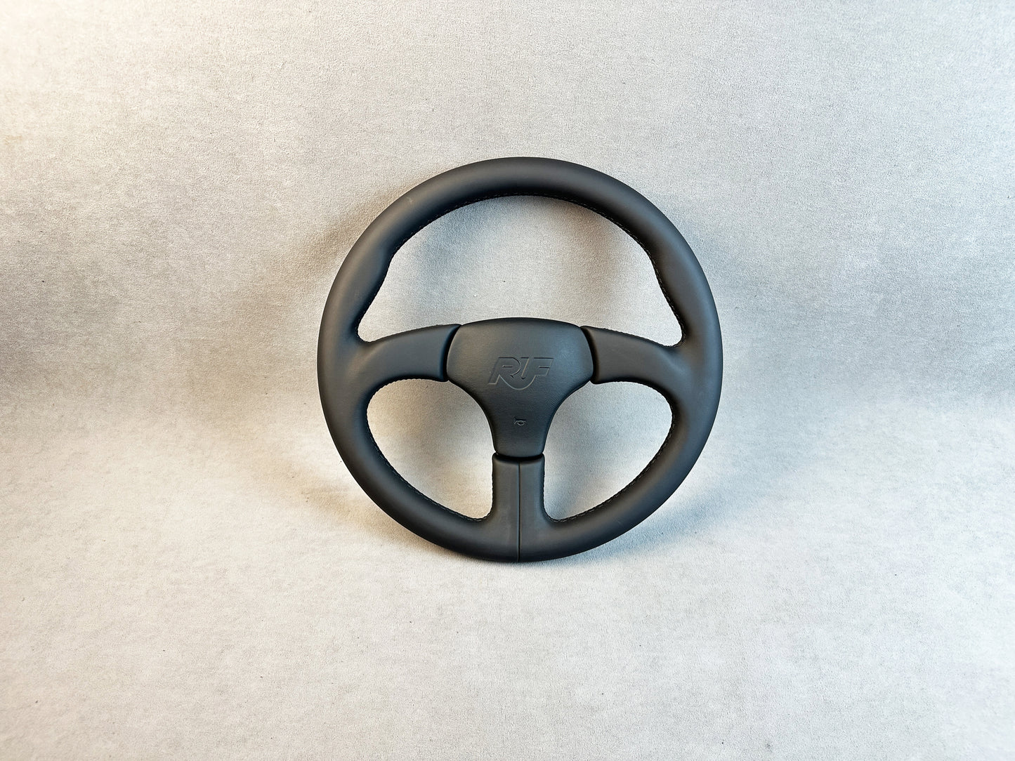 Ergonomic grip detail on Atiwe 32 steering wheel