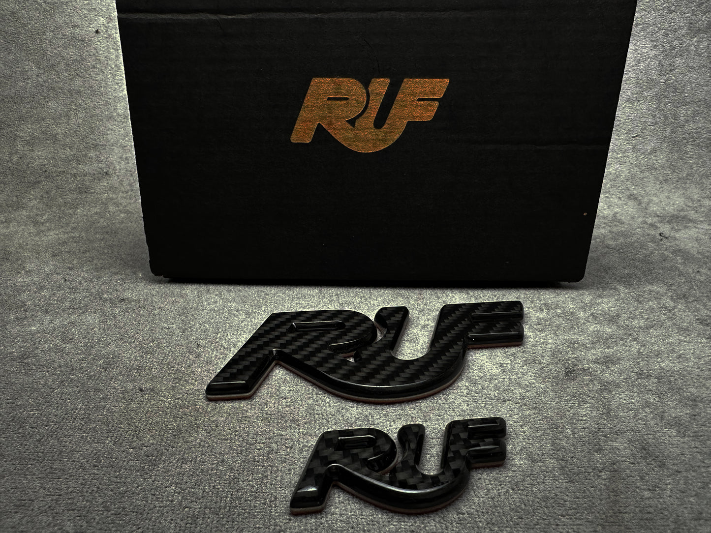 Stylish black with carbon RUF emblems for Porsche 911 models – high-performance look