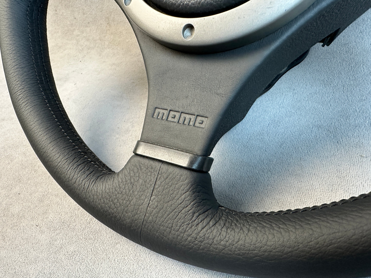 Leather texture and stitching on MOMO Evo 9 wheel