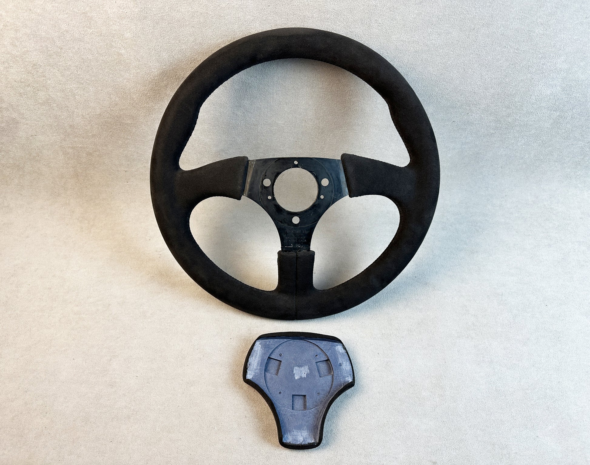 Detail of hand grips on Atiwe KBA70111 Porsche 911 wheel