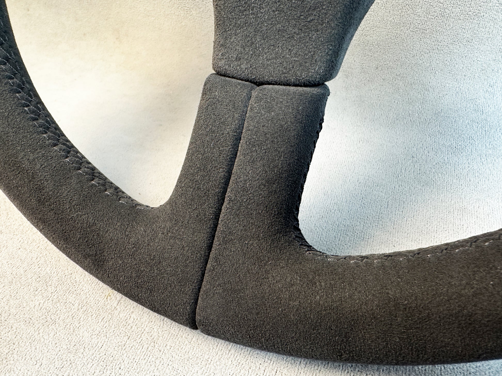 Motorsport-style Porsche wheel with grey stitched Alcantara