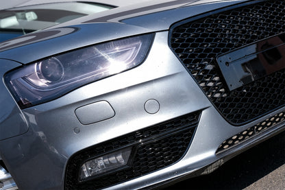Badgeless Front Grille RS Design Honeycomb Piano Black with PDC Covers for Audi A4 B8 Facelift (2012–2015)