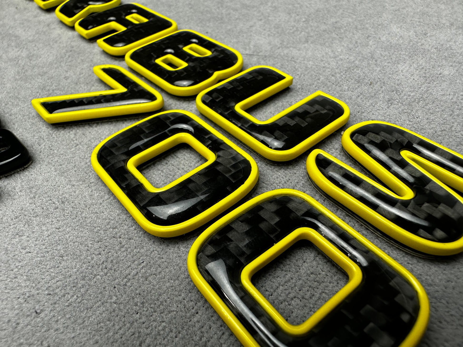 Brabus 700 emblem badge set 2-component yellow metallic with genuine carbon for Mercedes, premium design, easy installation