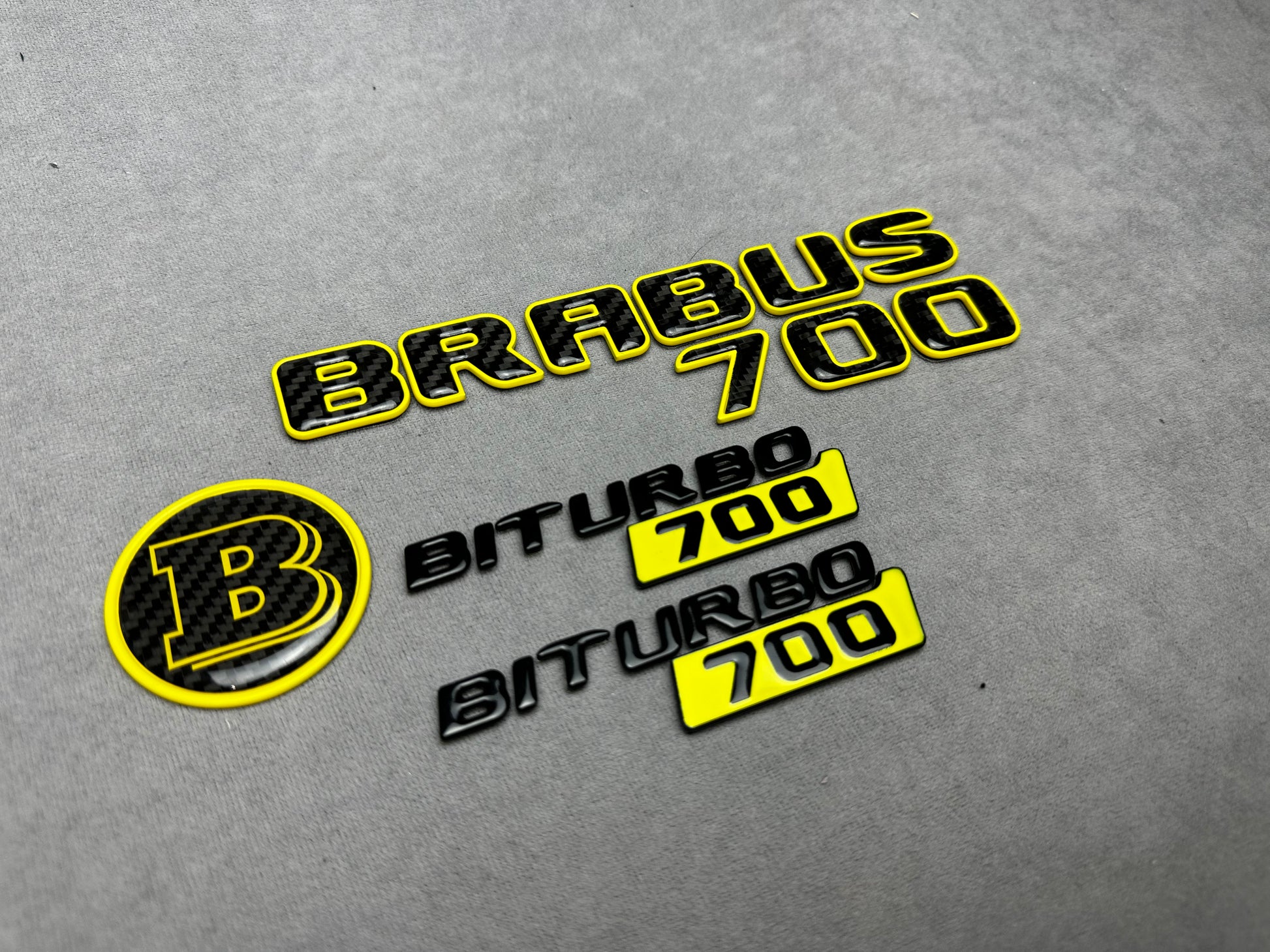 Brabus 700 emblem badge set 2-component yellow metallic with genuine carbon for Mercedes, premium design, easy installation