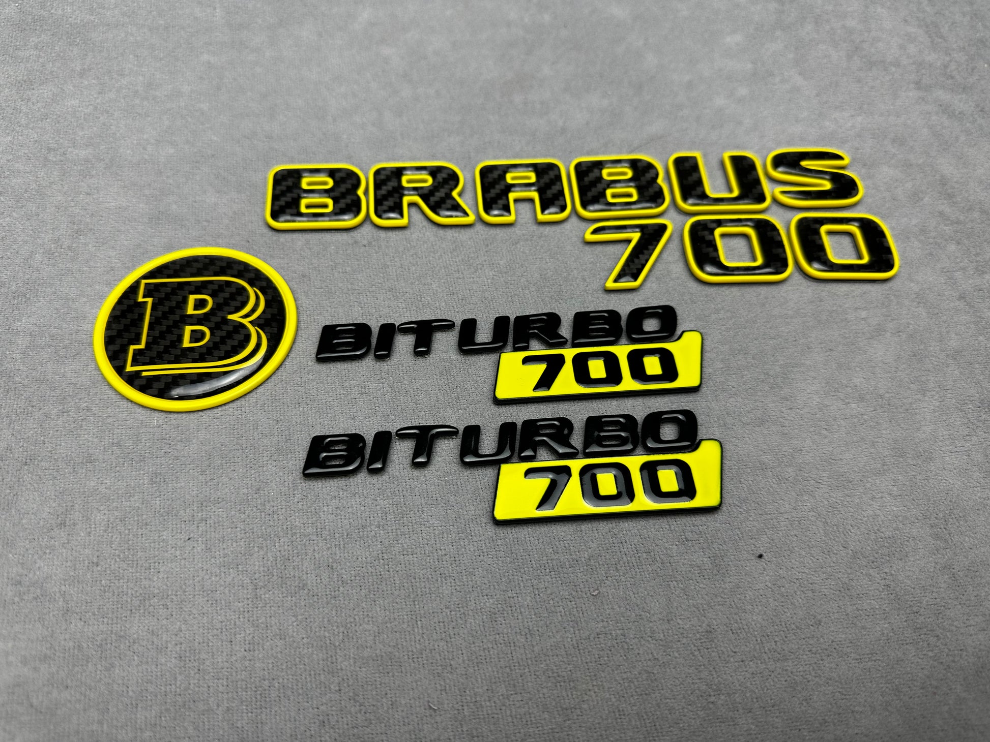 Brabus 700 emblem badge set 2-component yellow metallic with genuine carbon for Mercedes, premium design, easy installation