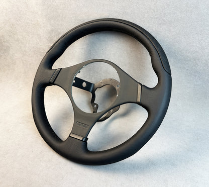 Leather center pad on MOMO Evo 8 steering wheel
